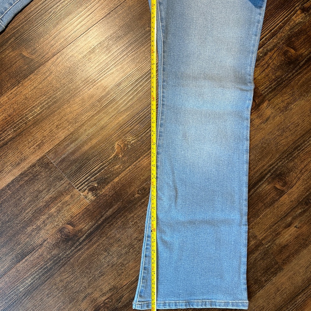 Jessica Simpson Ladies High-Rise 5-pocket Flare Jeans, Light Wash, Blue, Size 16 - Picture 4 of 6